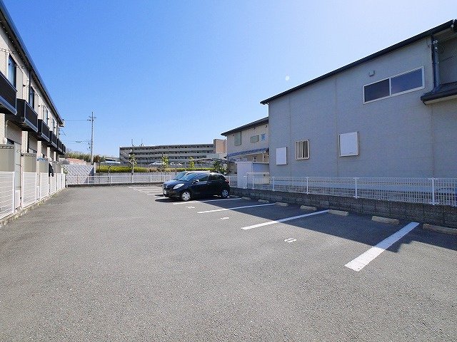 駐車場　駐車場があるので、車を買う予定の方も安心です