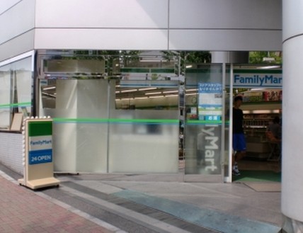 コンビニ　ファミリーマート 護国寺駅前店（コンビニ）まで385m