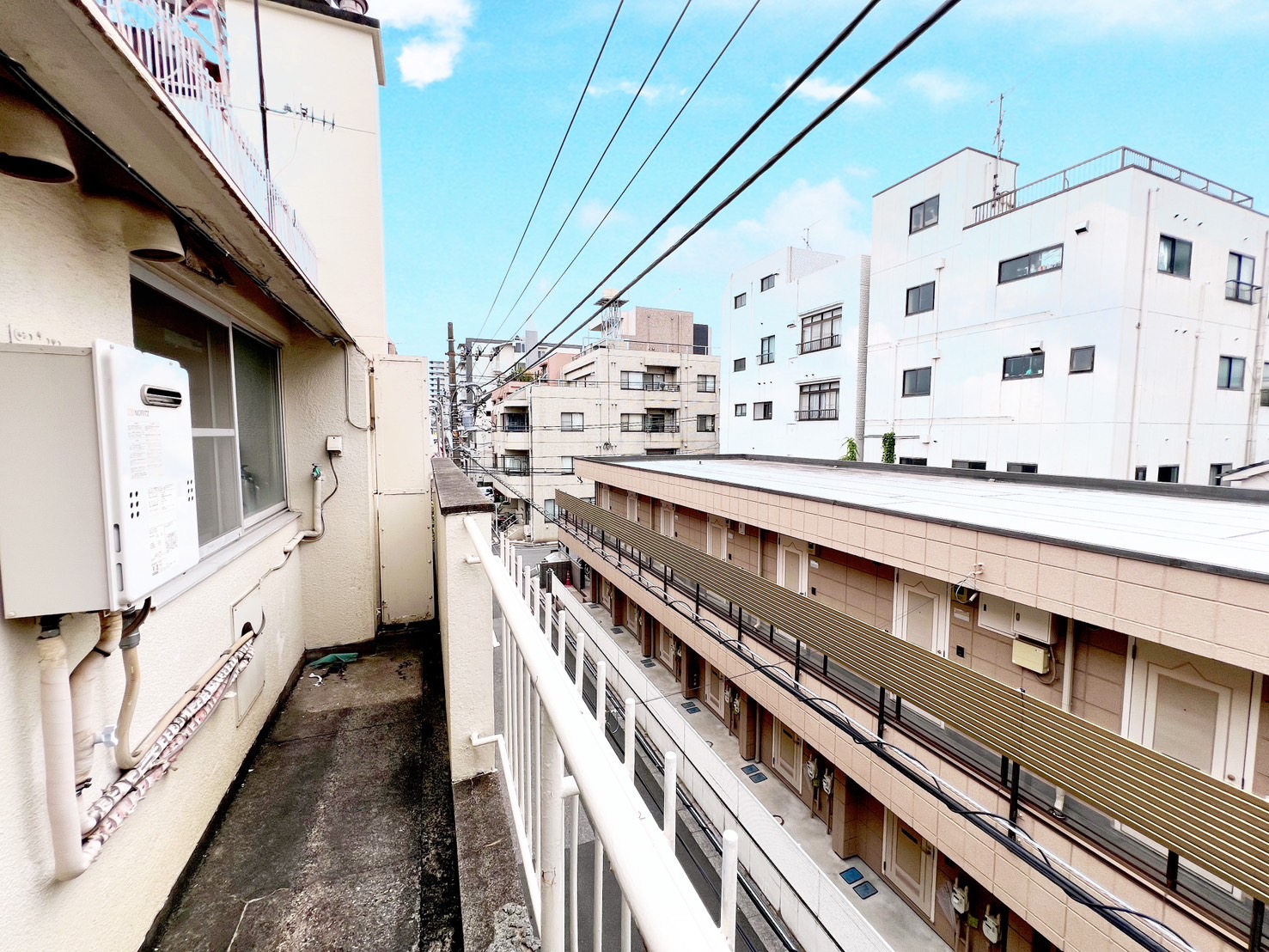 バルコニー　太陽の光でしっかり洗濯物も乾きますね♪