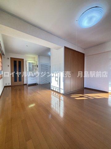 居室・リビング　☆角部屋で日光が差し込むリビング☆