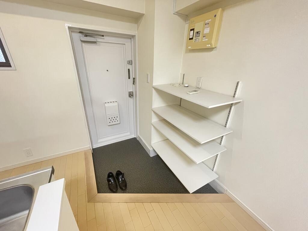 ＪＲ山手線 目黒駅 徒歩7分 6階建 築48年の玄関写真