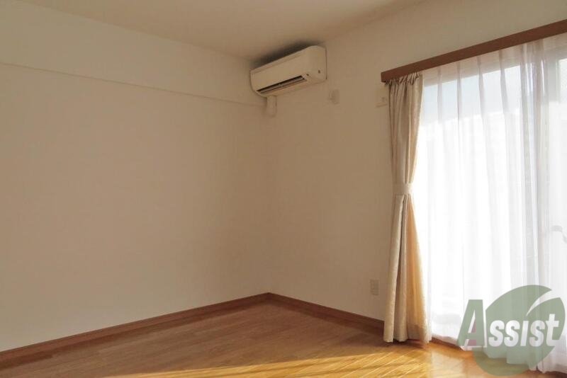 居室・リビング　大きな窓が印象的な広いお部屋です。ポカポカしそうです。
