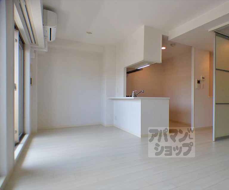 プレサンス京大前の居間写真
