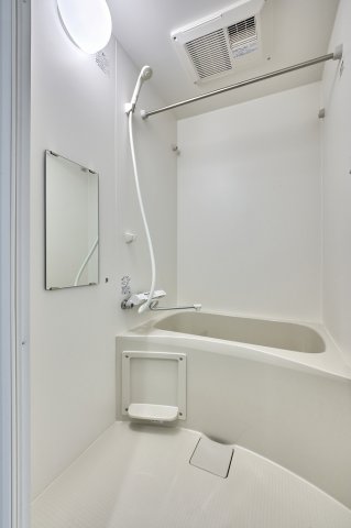バス・シャワールーム　コンパクトで使いやすいお風呂です