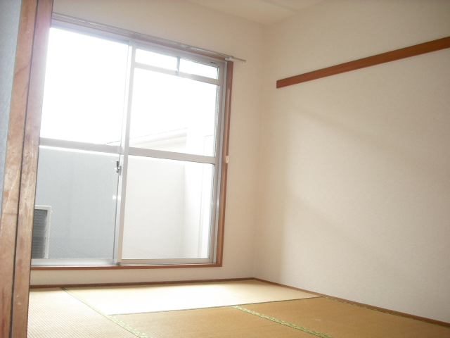 その他部屋・スペース　ＤＫ脇の和室６帖　この部屋にベランダがあります