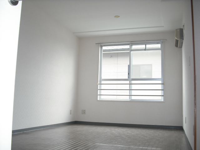 居室・リビング　ＤＫ９帖　陽差しが入る明るいお部屋です