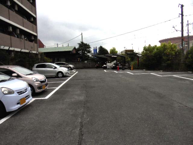 【木津川市吐師のマンションの駐車場】