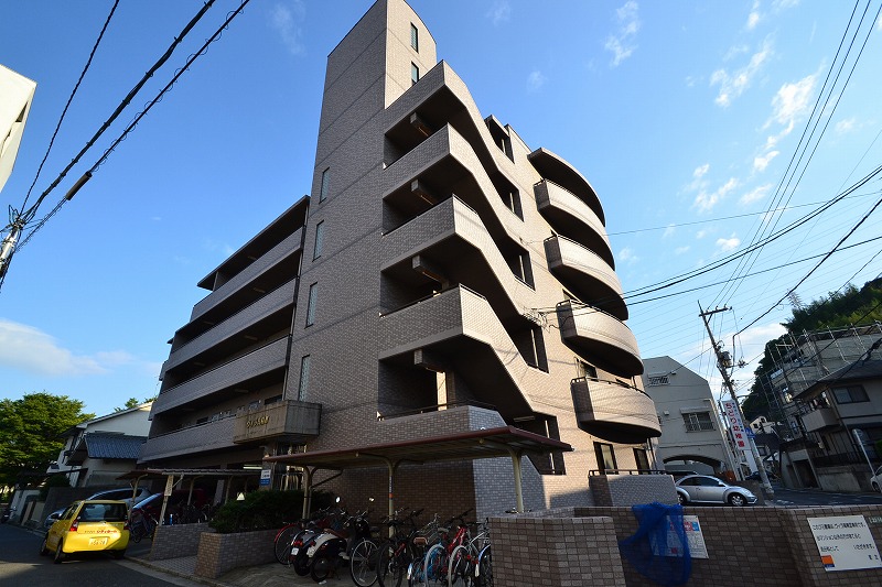 【広島市西区古江西町のマンションのエントランス】