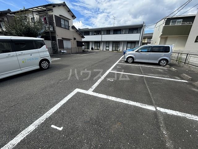 【大府市中央町のアパートの駐車場】