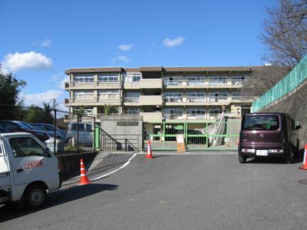 【倉敷市木見のアパートの小学校】