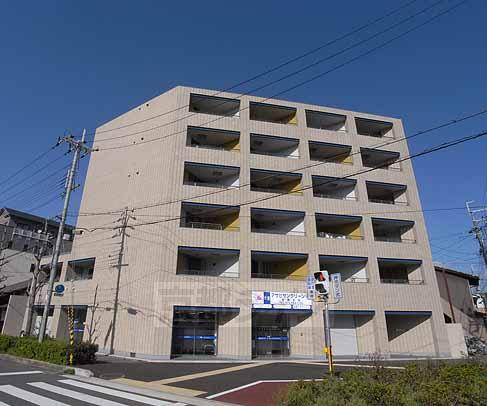 【京都市南区東九条河辺町のマンションの建物外観】