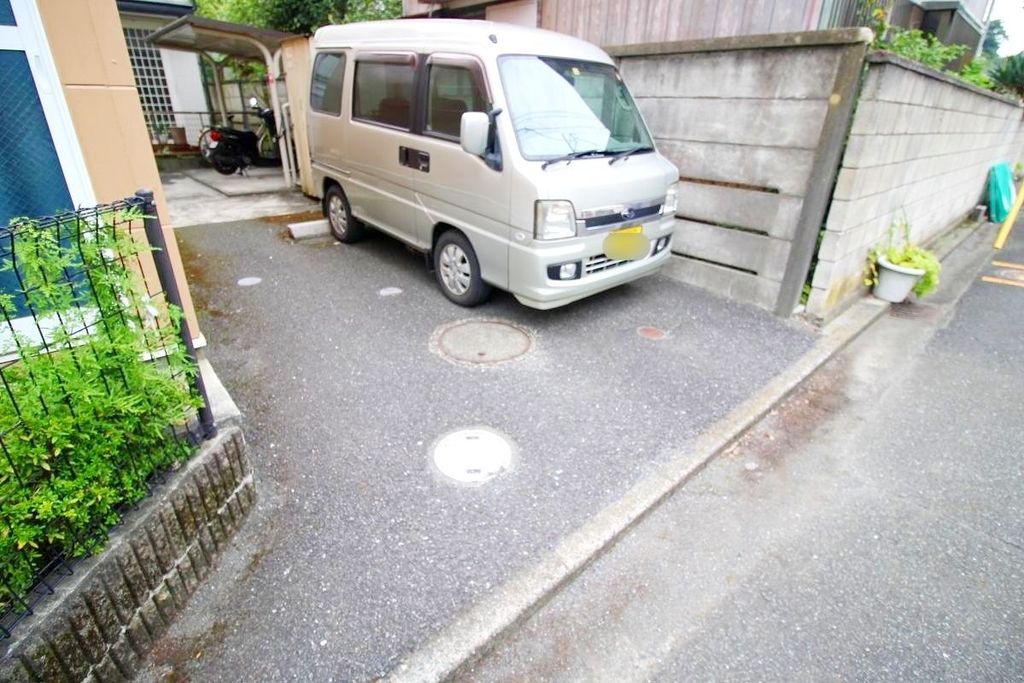 【レオパレスラピスの駐車場】