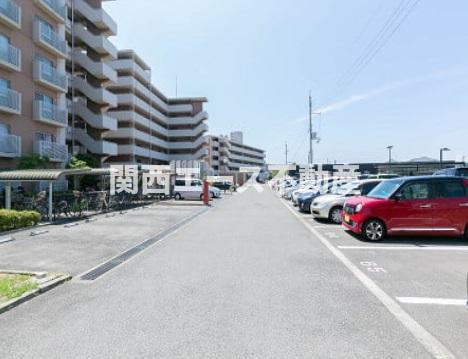 【堺市西区浜寺諏訪森町西のマンションの駐車場】