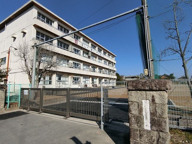 【ラ・ルーチェの小学校】