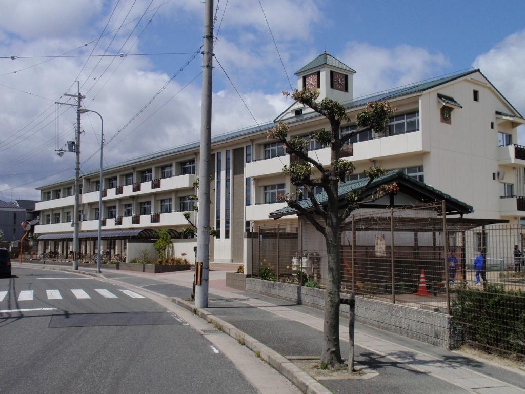 【香芝市旭ケ丘のアパートの中学校】