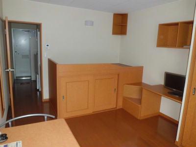 居室・リビング　木目調の造作がいっぱいです。