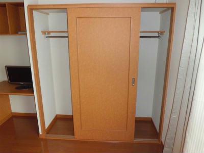 収納　コートも掛けられるクローゼット。