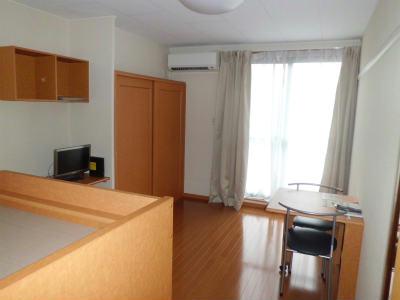 居室・リビング　大きな窓から明るい光が射し込む居室。