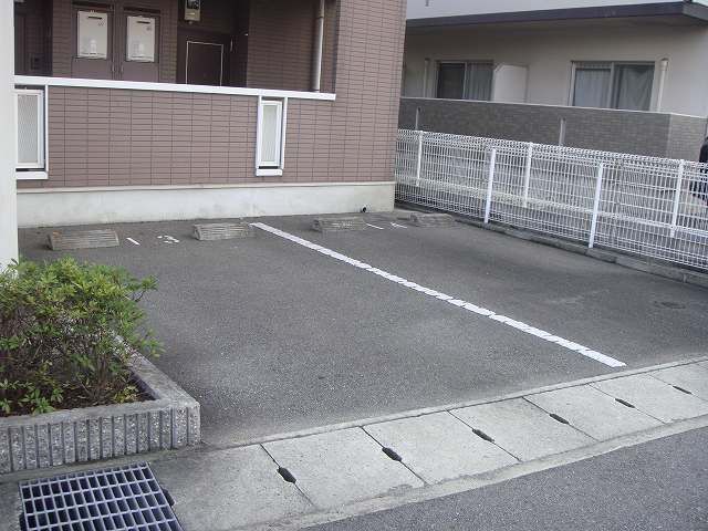 【姫路市飾磨区英賀清水町のアパートの駐車場】