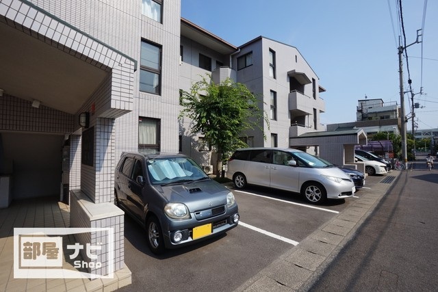 【グランドール桜町の駐車場】