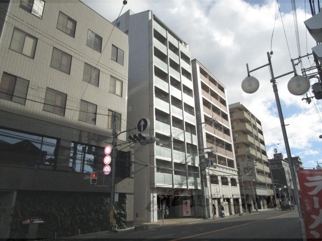 京都市南区東九条南山王町のマンションの建物外観