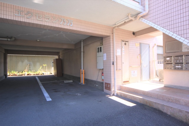 【松山市鷹子町のマンションのエントランス】