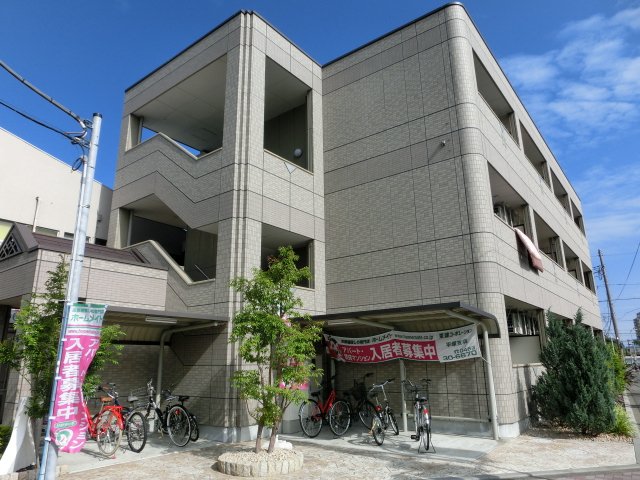 【平塚市馬入本町のマンションの建物外観】