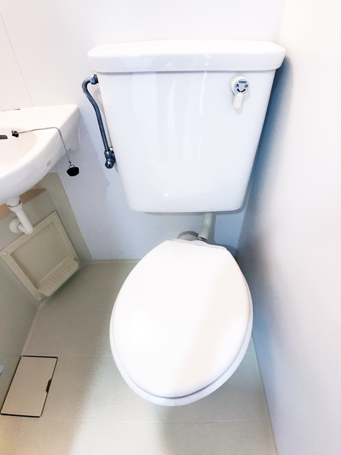 トイレ　※補修前の参考画像の為、設備等は現況優先。