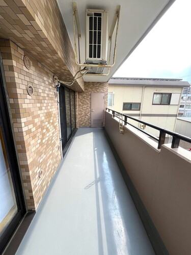 バルコニー　西側バルコニーにはトランクあり