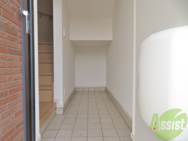 玄関　玄関が広いですね。自転車とか置けそうです。