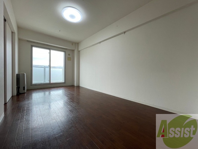 居室・リビング　リビングです。白を基調としていてお部屋全体が明るいですね！