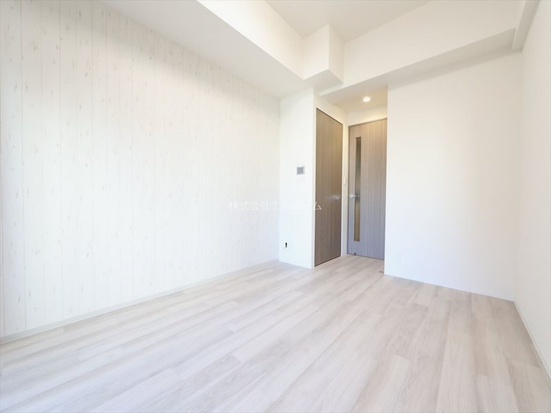 居室・リビング　洋室7.4帖　エアコン付　収納充実しています