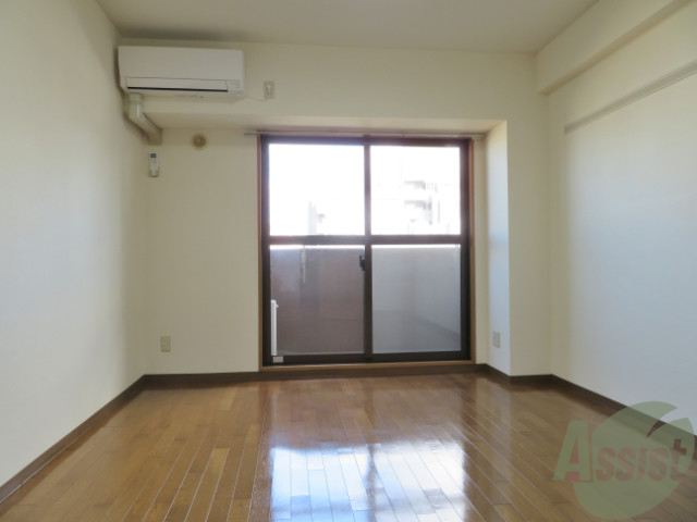 居室・リビング　陽の光が差し込む明るいお部屋は気持ちが良いですね。