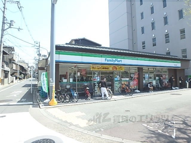 コンビニ　ファミリーマート堀川綾小路店（コンビニ）まで200m