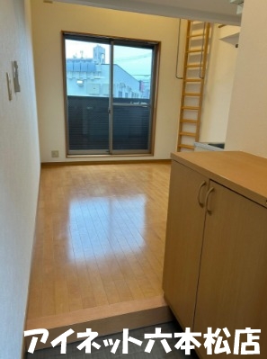 居室・リビング　家具の配置に困らないリビングですね