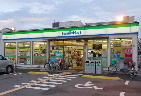 コンビニ　ファミリーマート 東粉浜三丁目店（コンビニ）まで495m