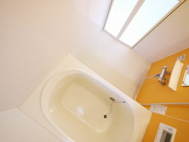 バス・シャワールーム　コンパクトで使いやすいお風呂です