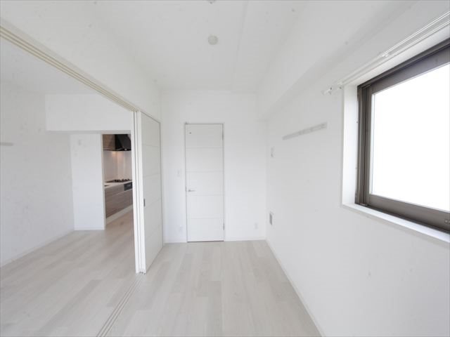 その他部屋・スペース　洋室5.7帖　収納充実　窓付（換気良好）