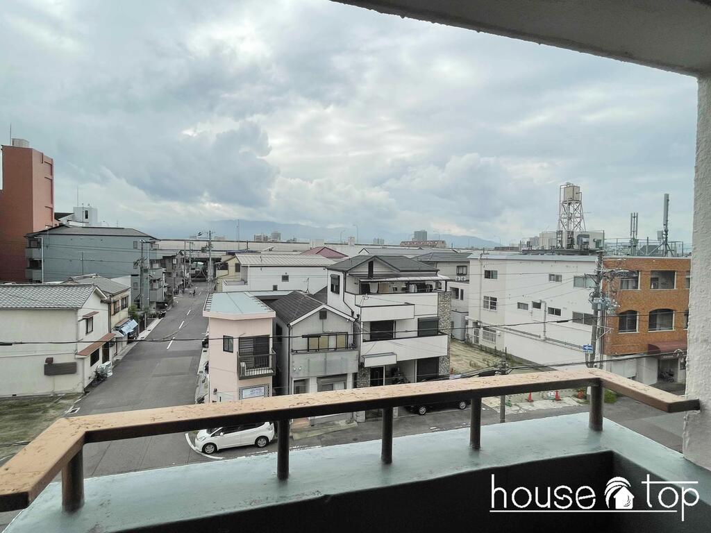 眺望　リビングにはオシャレなデザインクロスが施されていますよ！