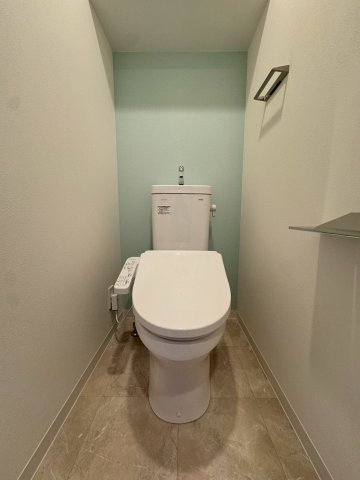 トイレ　落ち着いた色調のトイレです