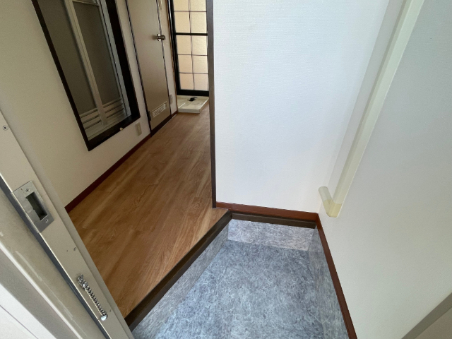 玄関　※別号室の写真です。