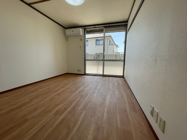 居室・リビング　※別号室の写真です。