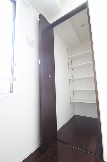 収納　同物件別号室の写真です。