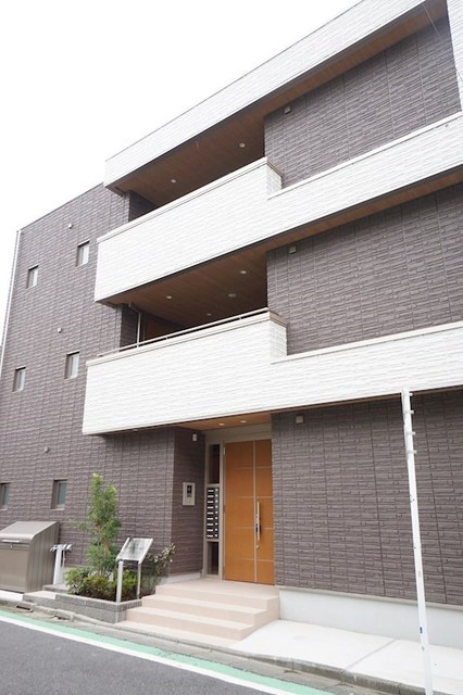 建物外観　３階建ての賃貸マンション
