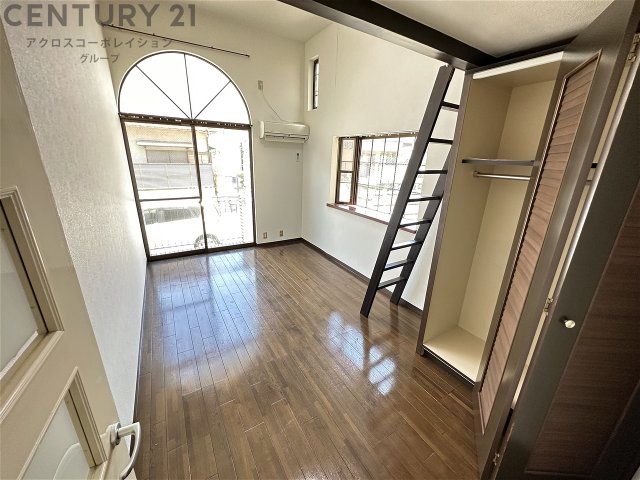 居室・リビング　南向き・二面採光で陽当たり良好のお部屋です！