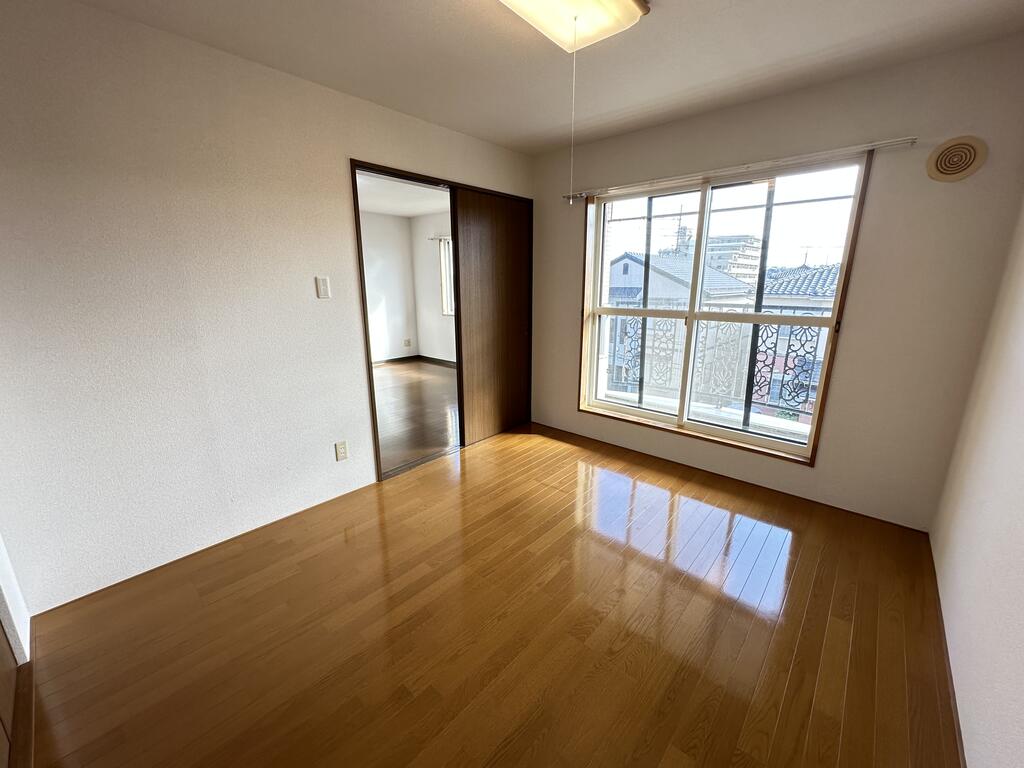 眺望　リビング脇の洋室6.4帖　バルコニーはこちらの部屋にあります