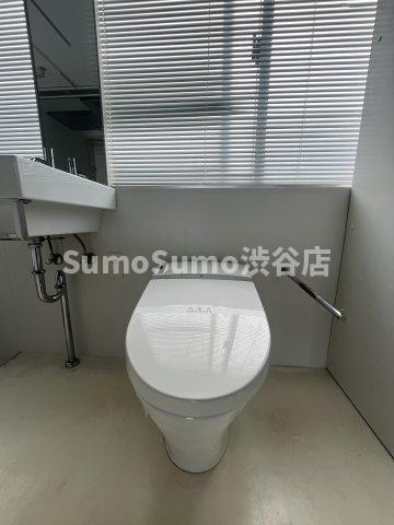 トイレ　落ち着いた色調のトイレです