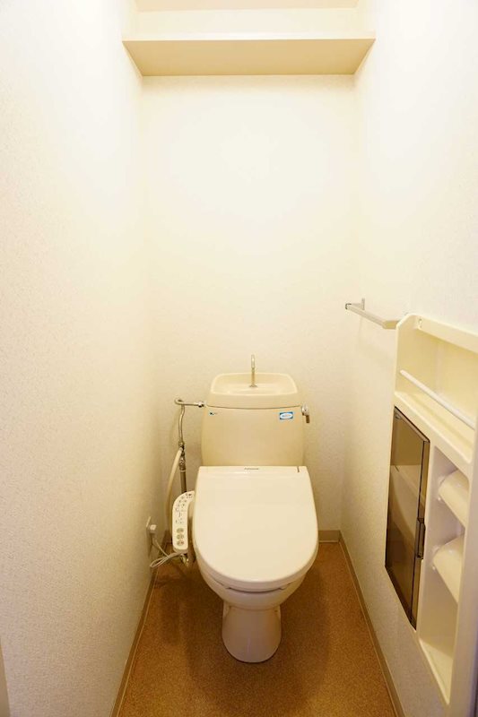 トイレ　トイレは快適な温水洗浄便座付き