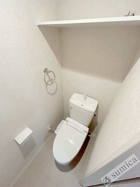 トイレ　人気アイテムの温水洗浄便座。清潔感のあるトイレです。