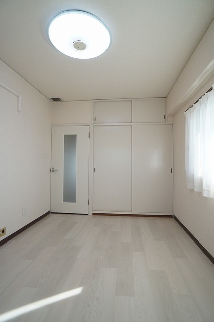 その他部屋・スペース　洋室にも収納あります。※前回募集時の写真です